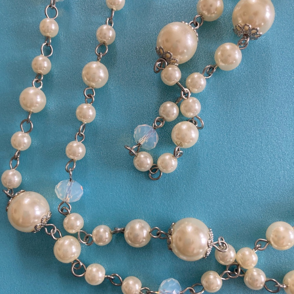 Elegant Pearland and crystal beads in Silver Color Necklace